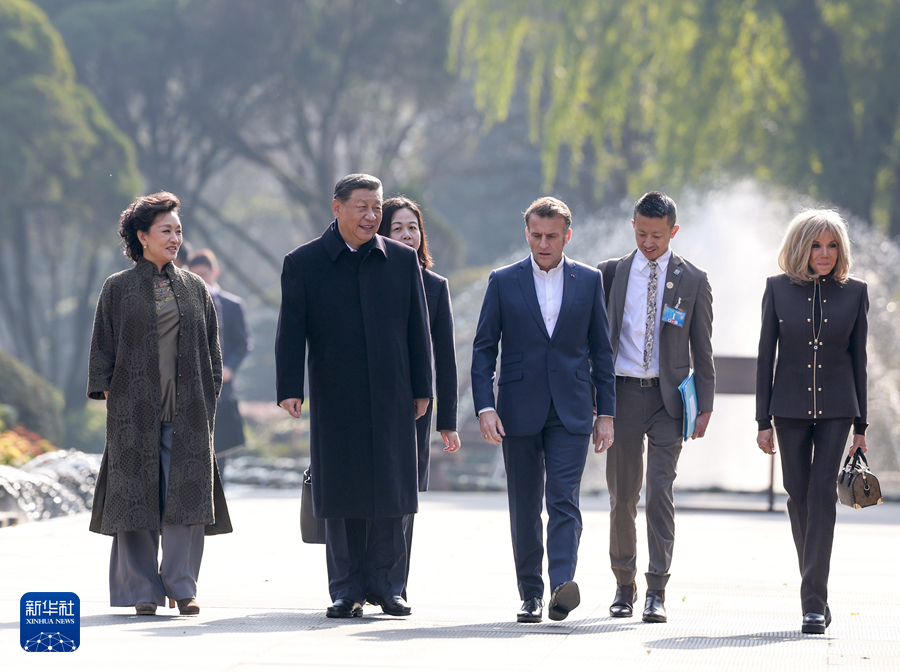 习近平同法国总统马克龙在成都进行友好交流